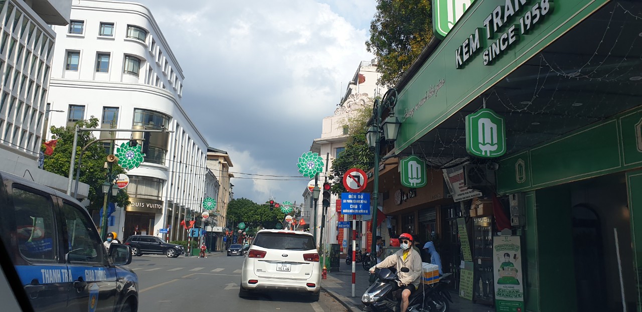 Hà Nội tạm dừng dịch vụ ăn uống tại chỗ từ 12h ngày hôm nay