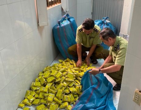 Kiểm tra xe đỗ ven đường, phát hiện hàng ngàn bao thuốc lá lậu và thuốc đông dược không rõ nguồn gốc