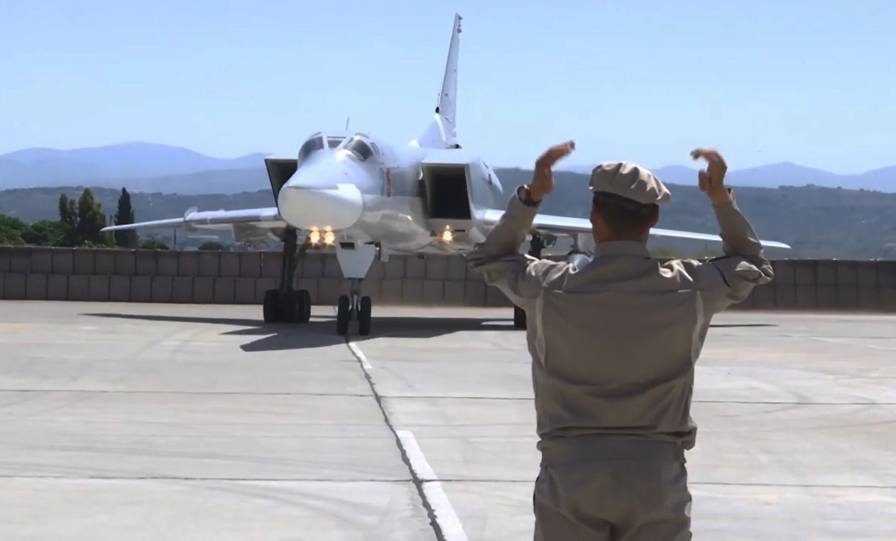 Nga bất ngờ điều máy bay ném bom tầm xa Tu-22M3 tới Địa Trung Hải, Mỹ lo ngại