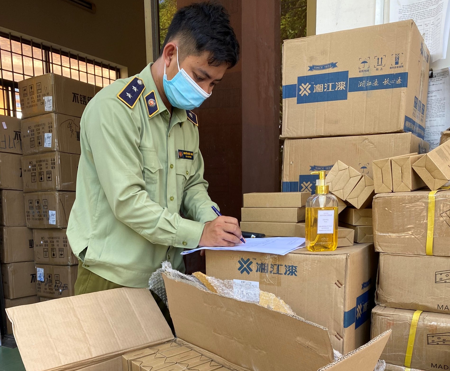 Tạm giữ lô hàng “khủng” các loại không giấy tờ