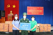 VKSND quận Bình Tân thăm hỏi, tặng quà lực lượng chốt chặn, chống dịch ngoài biên giới