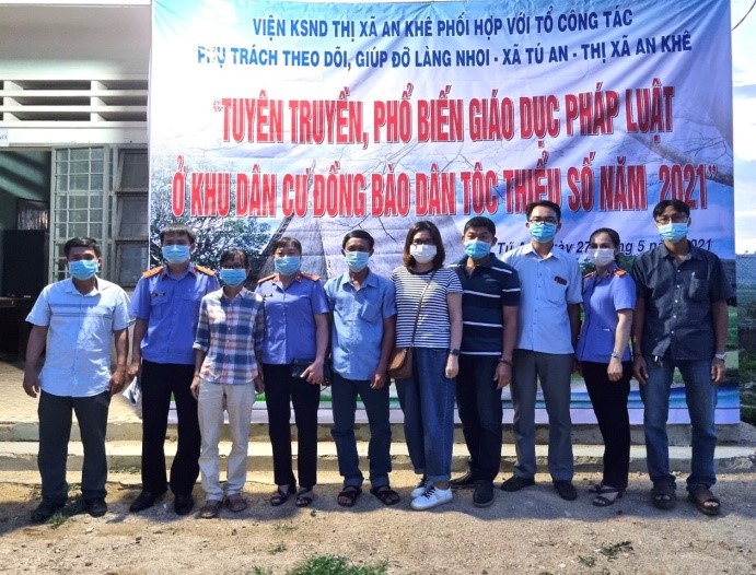 VKSND thị xã An Khê phối hợp tuyên truyền pháp luật và trao tặng quà