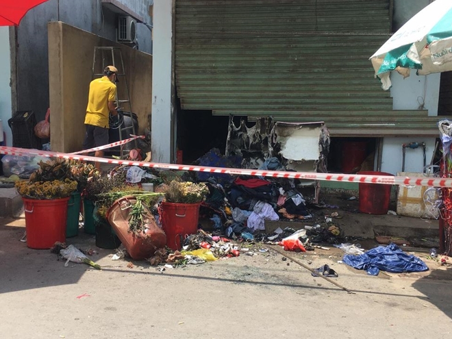 NÓNG Bắt nghi can khóa cửa ngoài, đổ xăng đốt hai vợ chồng trong kiốt