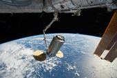 Rác không gian đâm thủng cánh tay robot của Trạm Vũ trụ Quốc tế ISS