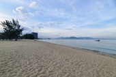 Biển Ninh Thuận vắng lặng không một bóng du khách mùa dịch COVID-19