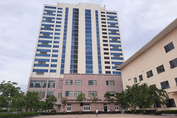 Trưởng phòng Điện lực tử vong do rơi từ tầng 17 của khách sạn