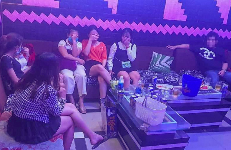 Bất chấp lệnh cấm, quán karaoke vẫn mở cửa đón khách vào hát và ...