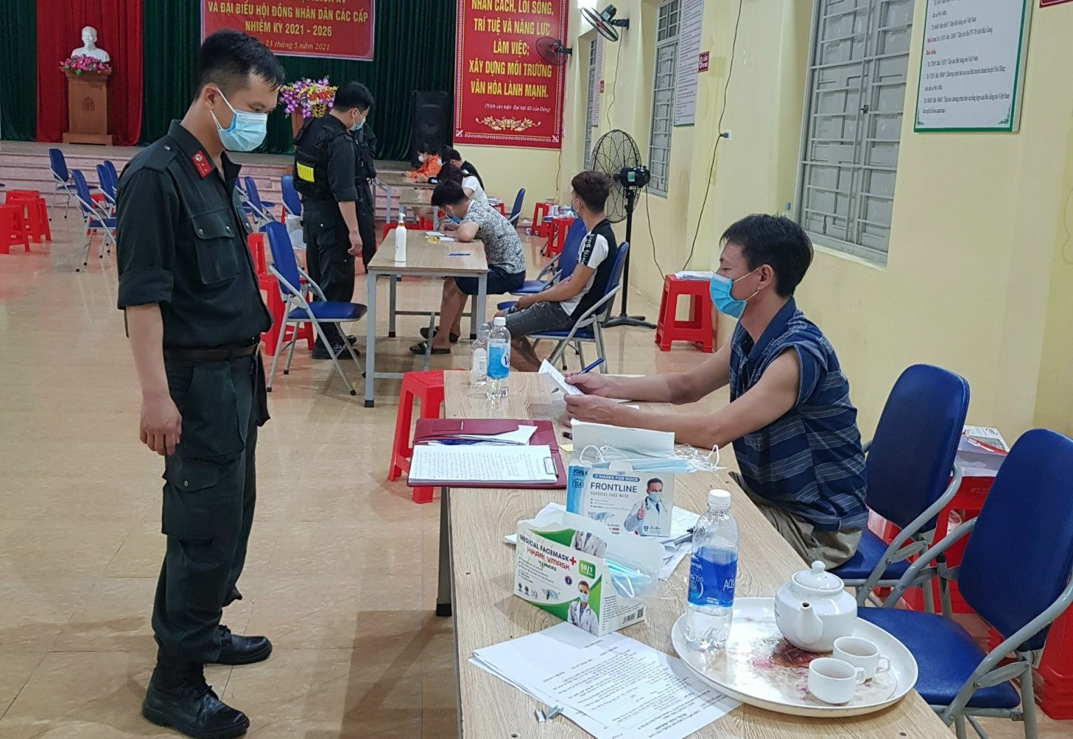 Tụ tập uống bia, xem bóng đá bị phạt 105 triệu đồng