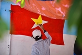 Nhóm họa sĩ trẻ rong ruổi khắp Hà Nội vẽ tranh tường cổ động phòng, chống COVID-19