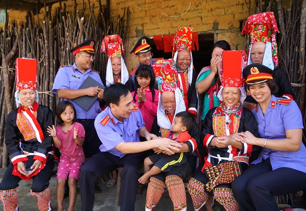 Viện trưởng VKSND huyện xuống bản tuyên truyền, giáo dục pháp luật