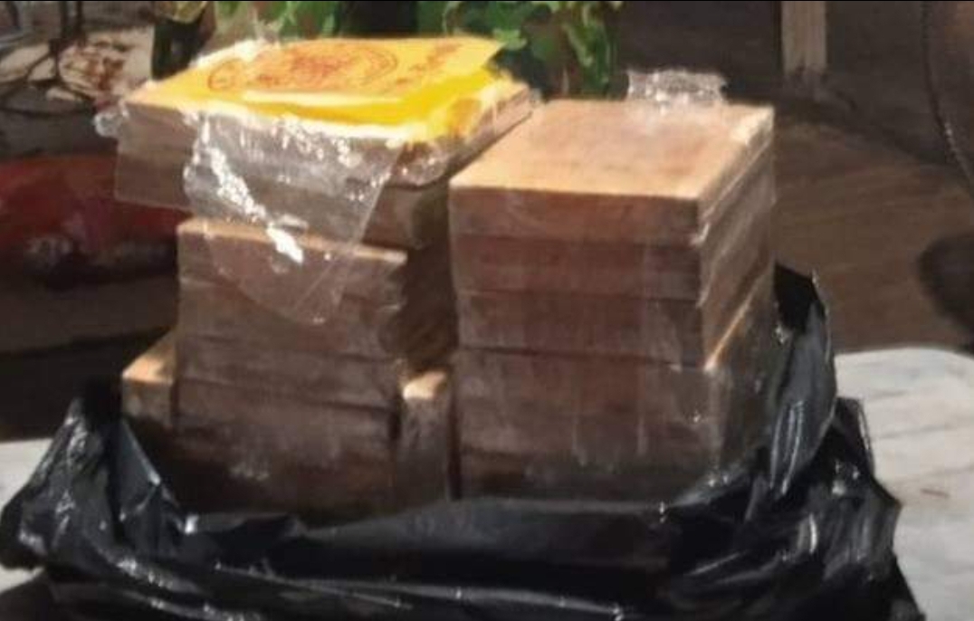 Nam thanh niên nhảy sông bỏ lại 7kg ma túy