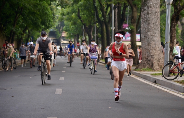 Người dân Hà Nội hứng khởi dậy sớm tập thể dục sau nhiều ngày giãn cách