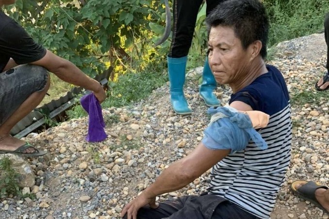 Bị chém trọng thương khi đang ngồi hóng gió