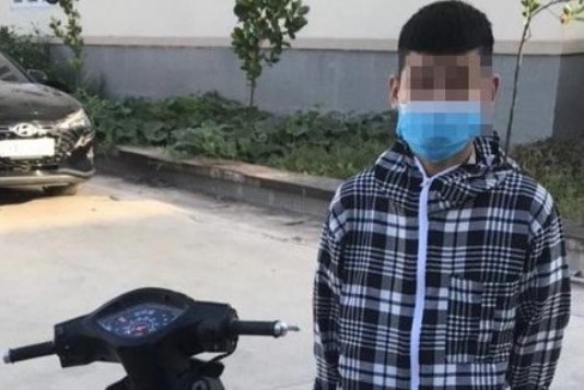 “Bốc đầu xe máy, nam thanh niên bị phạt 4,25 triệu đồng
