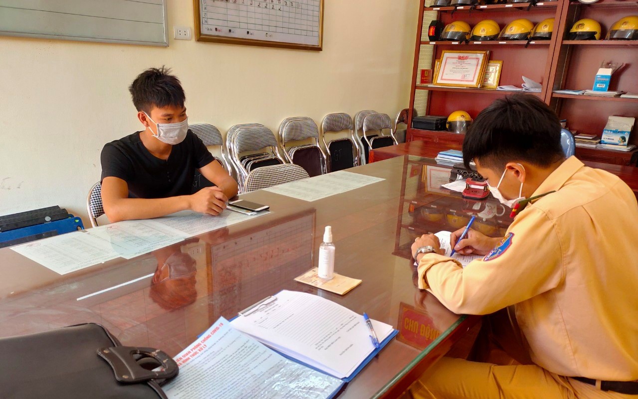 Xử phạt tài xế xe tải rồ ga thông chốt kiểm soát dịch COVID-19