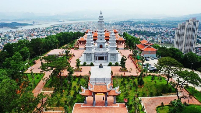 Lạc bước trong không gian thiền tịnh bên vịnh Hạ Long