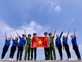 VKSND huyện Cô Tô tặng cờ Tổ quốc cho ngư dân bám biển