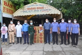 VKSND tỉnh Bạc Liêu tặng quà lực lượng tuyến đầu chống dịch COVID-19