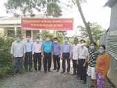 VKSND huyện Tân Phú Đông phối hợp lắp đèn năng lượng mặt trời tặng người dân