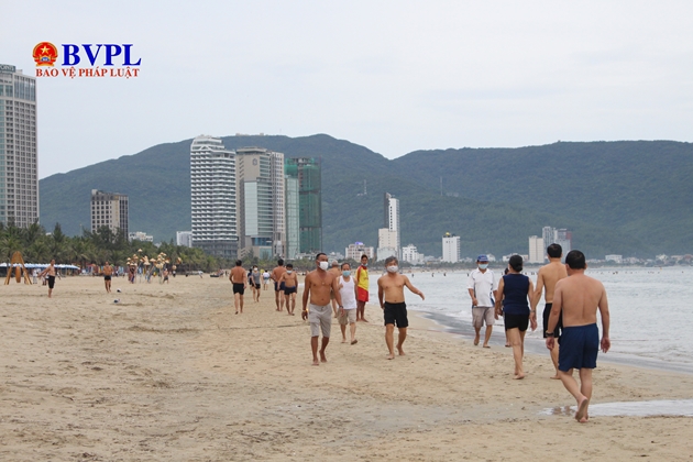 Đà Nẵng cho phép tắm biển trở lại từ ngày 10 7