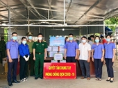 Chi đoàn VKSND tỉnh Bình Định thăm và trao tặng quà tại các chốt kiểm soát dịch COVID-19