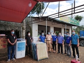 Tuổi trẻ VKSND tỉnh Bình Phước phối hợp tặng quà động viên các chốt kiểm soát dịch