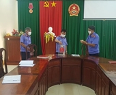 VKSND huyện Thanh Bình trao quà ủng hộ công tác phòng chống dịch COVID-19