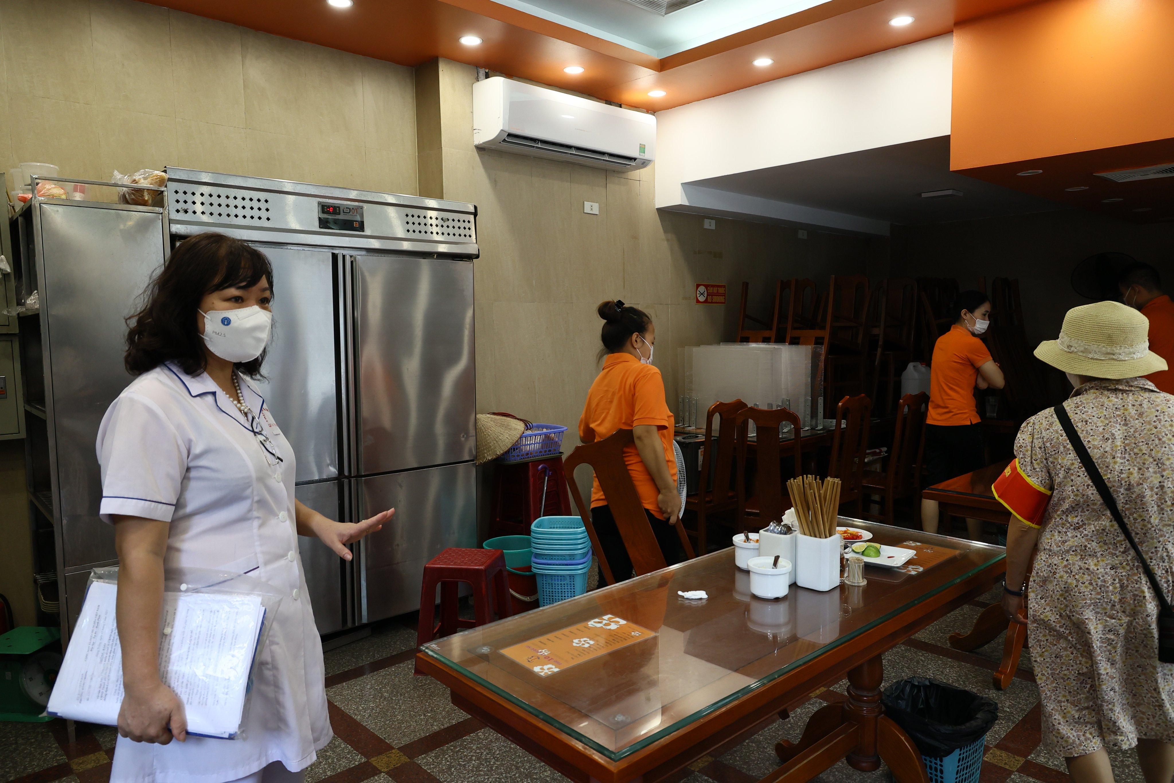 Hà Nội giám sát nghiêm các cửa hàng ăn, uống, yêu cầu chỉ được bán mang về