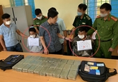 NÓNG Bắt hai đối tượng ở Điện Biên mua bán, vận chuyển 60 bánh heroin