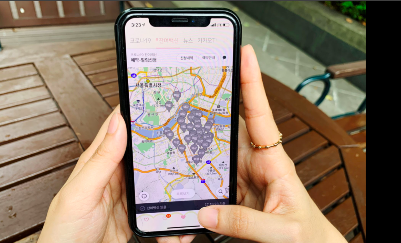 Thanh niên Hàn Quốc săn tìm vắc-xin COVID-19 trên mạng