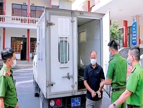 Tài xế say xỉn trốn khai báo y tế còn đánh công an