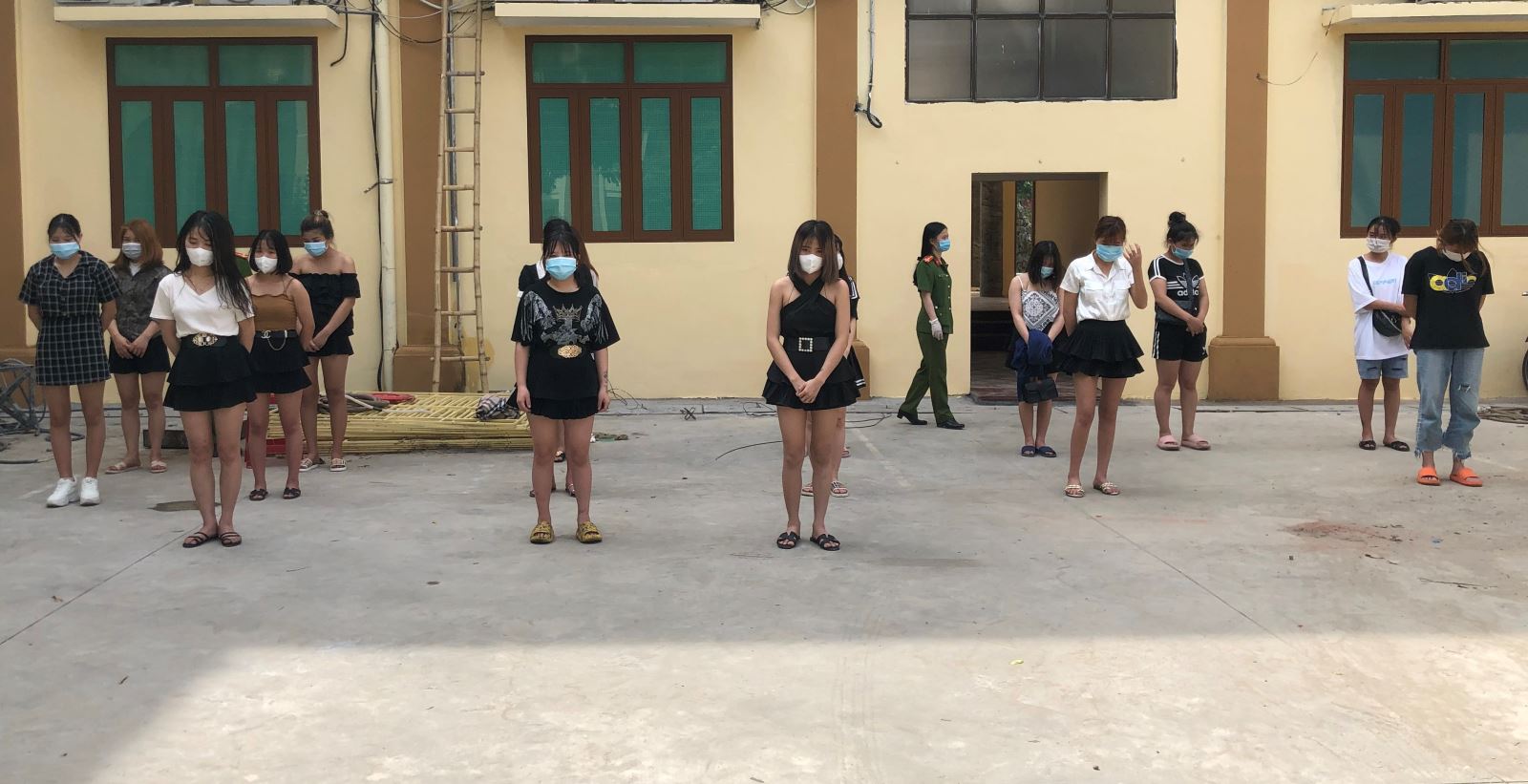 19 nam thanh niên và 19 cô gái bất chấp dịch COVID-19 tụ tập hát karaoke