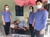 VKSND TP Ngã Bảy tặng quà Mẹ Việt Nam anh hùng