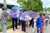 Tuổi trẻ VKSND tỉnh Quảng Nam trao 100 “Suất cơm nghĩa tình” giúp người dân gặp khó khăn
