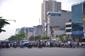 Đường phố Hà Nội sáng đầu tiên thực hiện giãn cách Nơi vắng vẻ, chỗ đông đúc