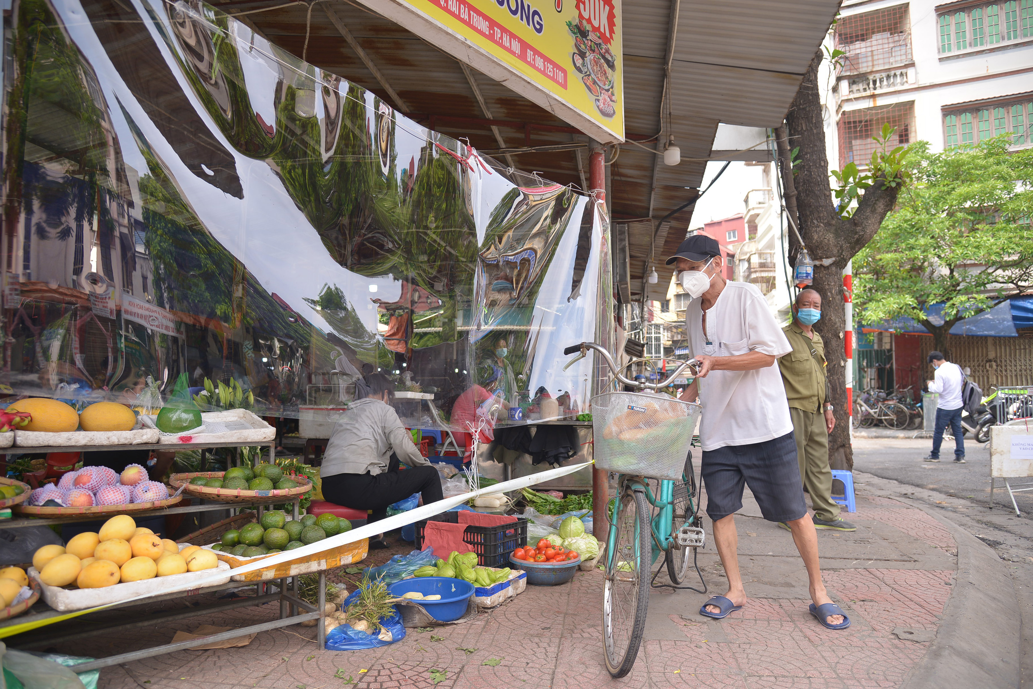 Độc đáo ngôi chợ dân sinh được quây kín mành nylon để phòng dịch COVID-19