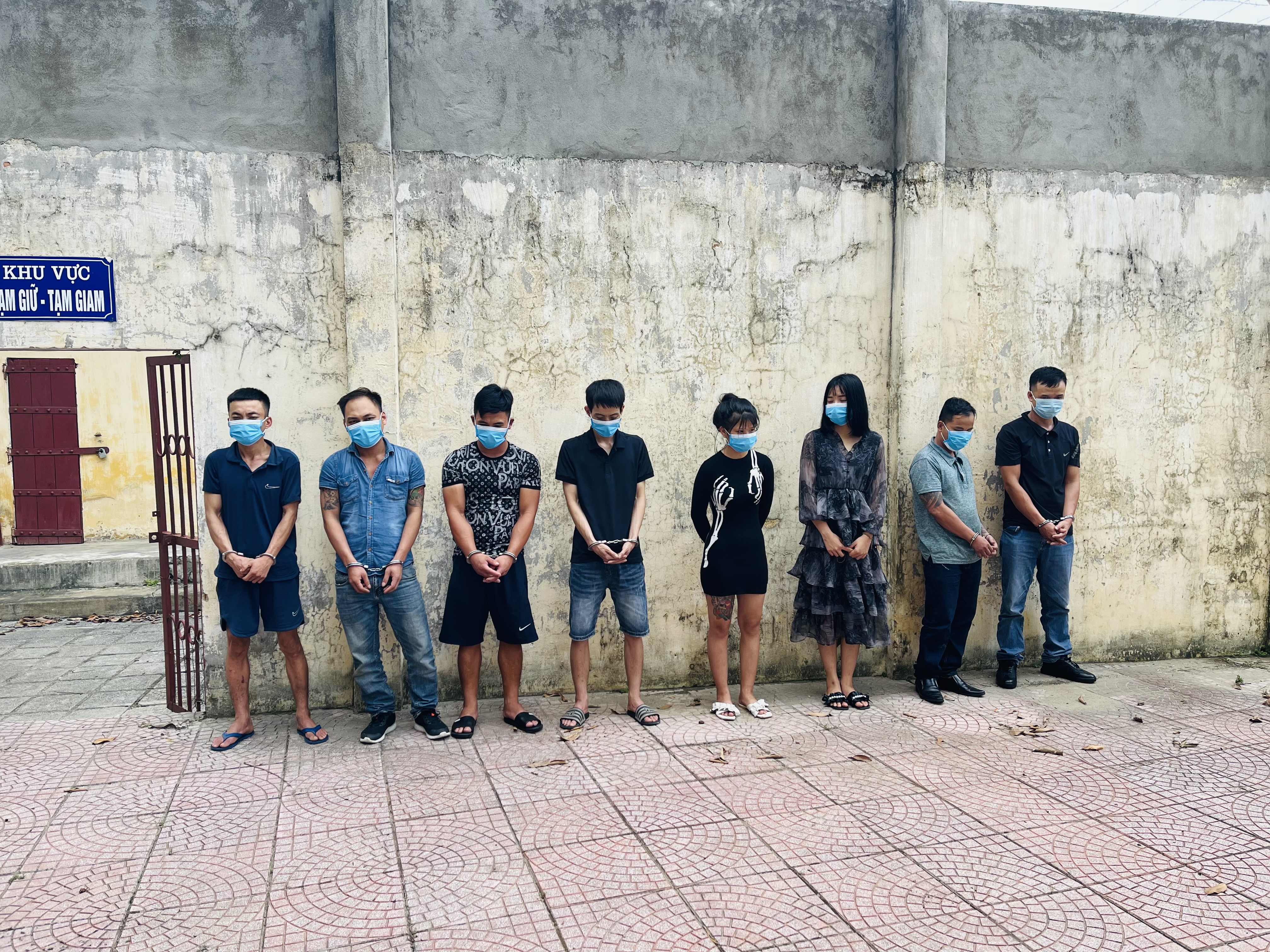 Hai cô gái cùng 6 nam thanh niên sử dụng ma túy trong quán karaoke