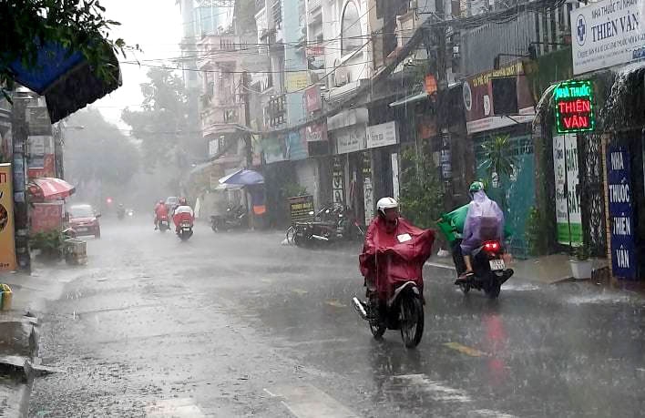 Miền Bắc mưa rào vài nơi, miền Trung nắng nóng tăng cường