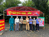 VKSND tỉnh Đắk Nông phối hợp thăm, tặng quà tại các chốt kiểm soát dịch