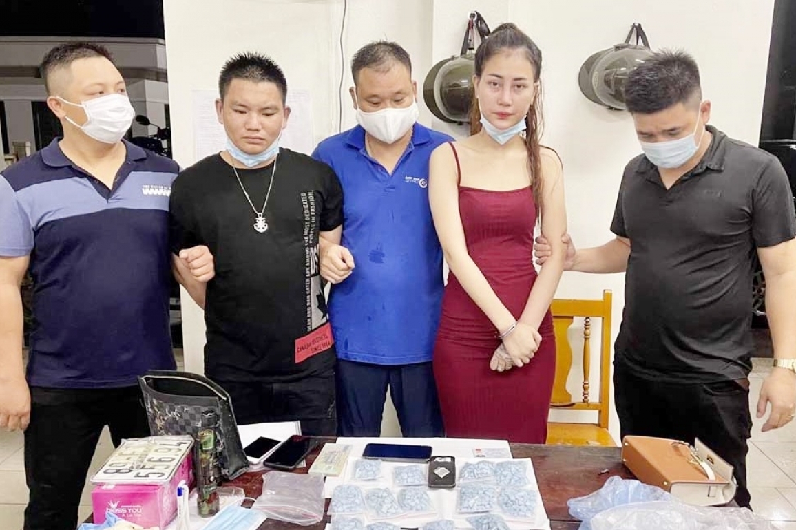 “Hot girl Tik Tok” trốn truy nã vẫn đi buôn ma túy