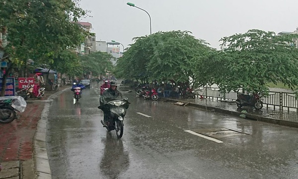 Miền Bắc ngày nắng nóng, chiều tối và đêm có mưa rào và dông