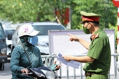 Người dân Hà Nội dùng giấy đi đường không đúng mẫu có bị xử phạt