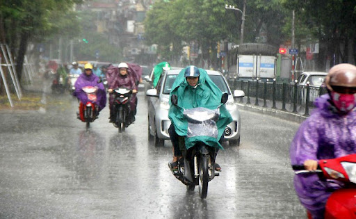 Miền Bắc ngày nắng nóng, chiều tối mưa dông