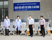 Bàn giao trang thiết bị y tế phục vụ công tác phòng, chống dịch COVID-19