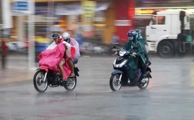 Miền Bắc mưa dông, miền Trung nắng nóng