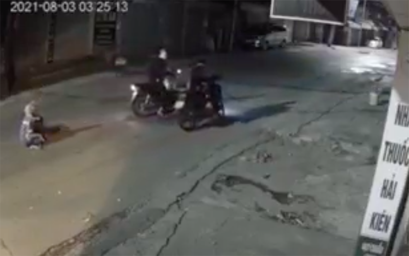 Nữ công nhân môi trường bị 4 đối tượng cướp xe máy trong đêm