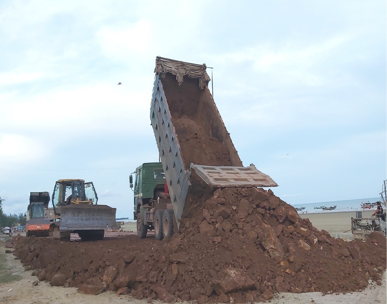Dự án cải tạo tuyến đường ven biển Trà Cổ hàng trăm tỉ đồng, có dấu hiệu khuất tất, kém chất lượng