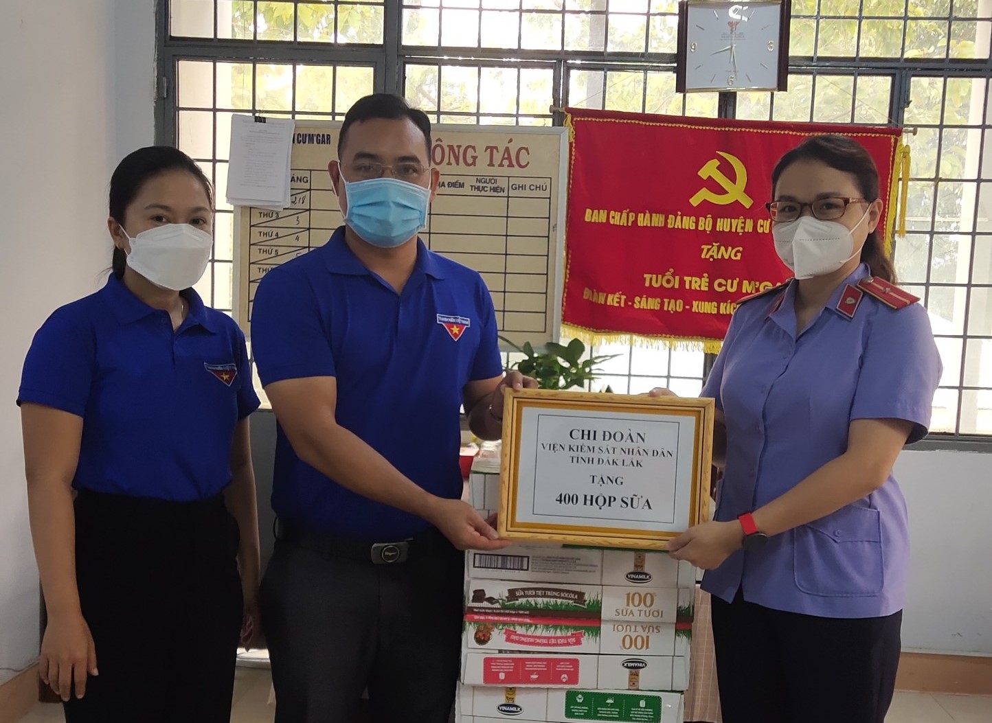 Chi đoàn VKSND tỉnh Đắk Lắk tặng sữa,đồ chơi, sách truyện cho thiếu nhi tại khu cách ly