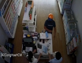 Gã đàn ông cầm dao đe dọa, cướp tài sản tại cửa hàng sữa