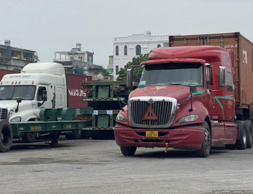 Phát hiện một người trốn trong thùng xe tải để vượt chốt kiểm dịch